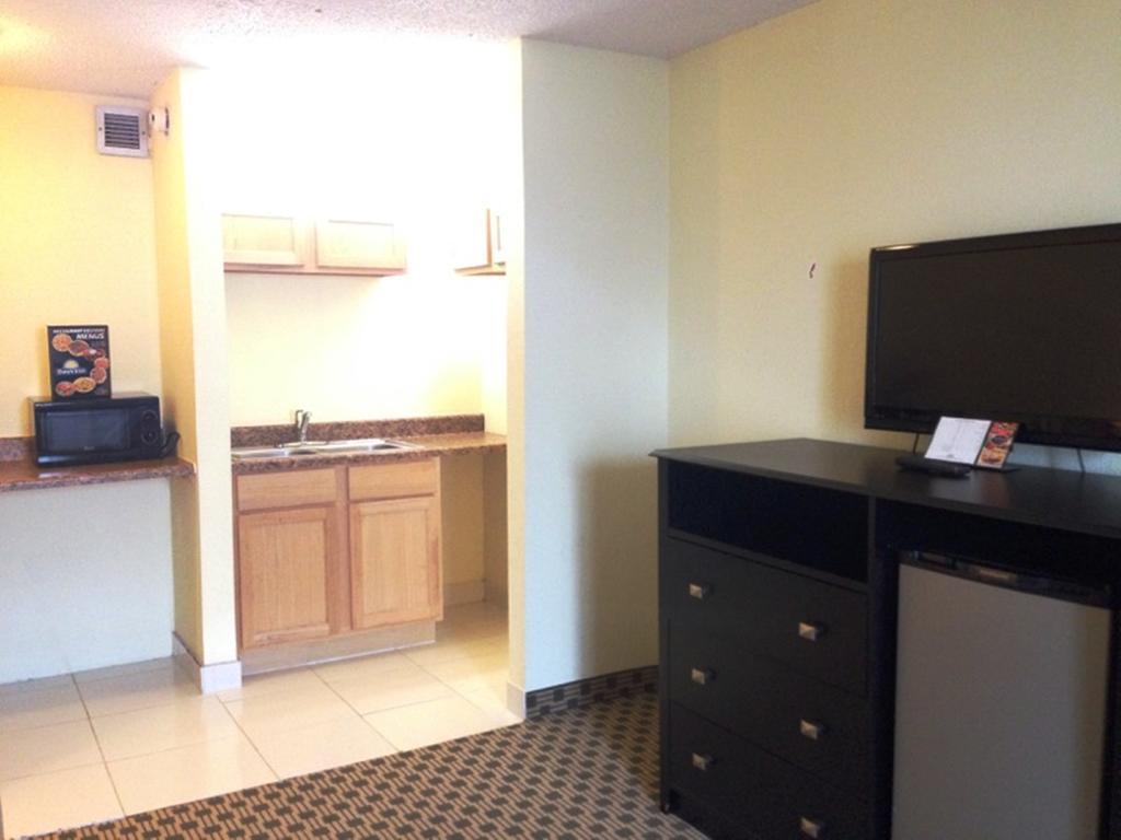 Days Inn By Wyndham Irving Grapevine Dfw Airport North Room photo